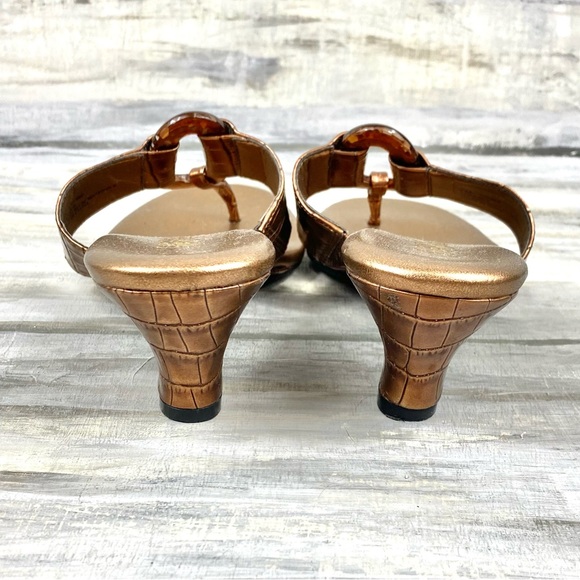 Life Stride “Fabulous” Bronze Wedge Thong Sandal Low Wedge Heel Comfort Croc 7M - Picture 7 of 16